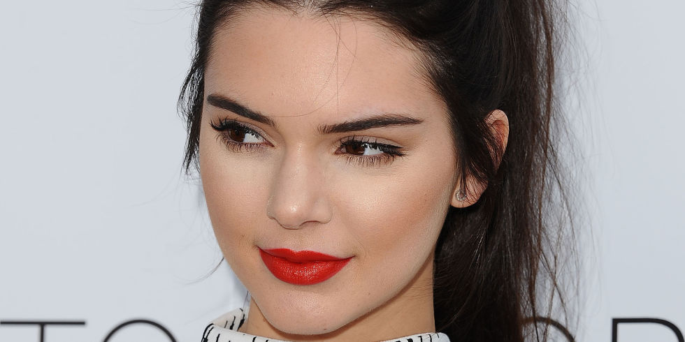 Tips jitu bikin kinclong wajah kamu ala Kendall Jenner, tertarik coba?