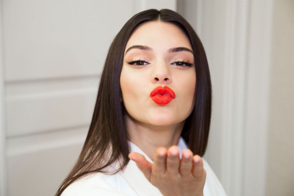 Tips jitu bikin kinclong wajah kamu ala Kendall Jenner, tertarik coba?