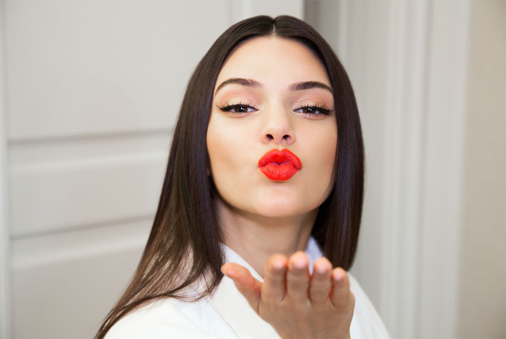 Tips jitu bikin kinclong wajah kamu ala Kendall Jenner, tertarik coba?