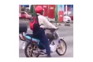 Aksi pemotor bergoyang dangdut di lampu merah ini bikin ketawa ngakak