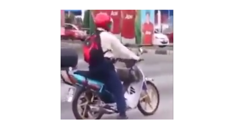 Aksi pemotor bergoyang dangdut di lampu merah ini bikin ketawa ngakak