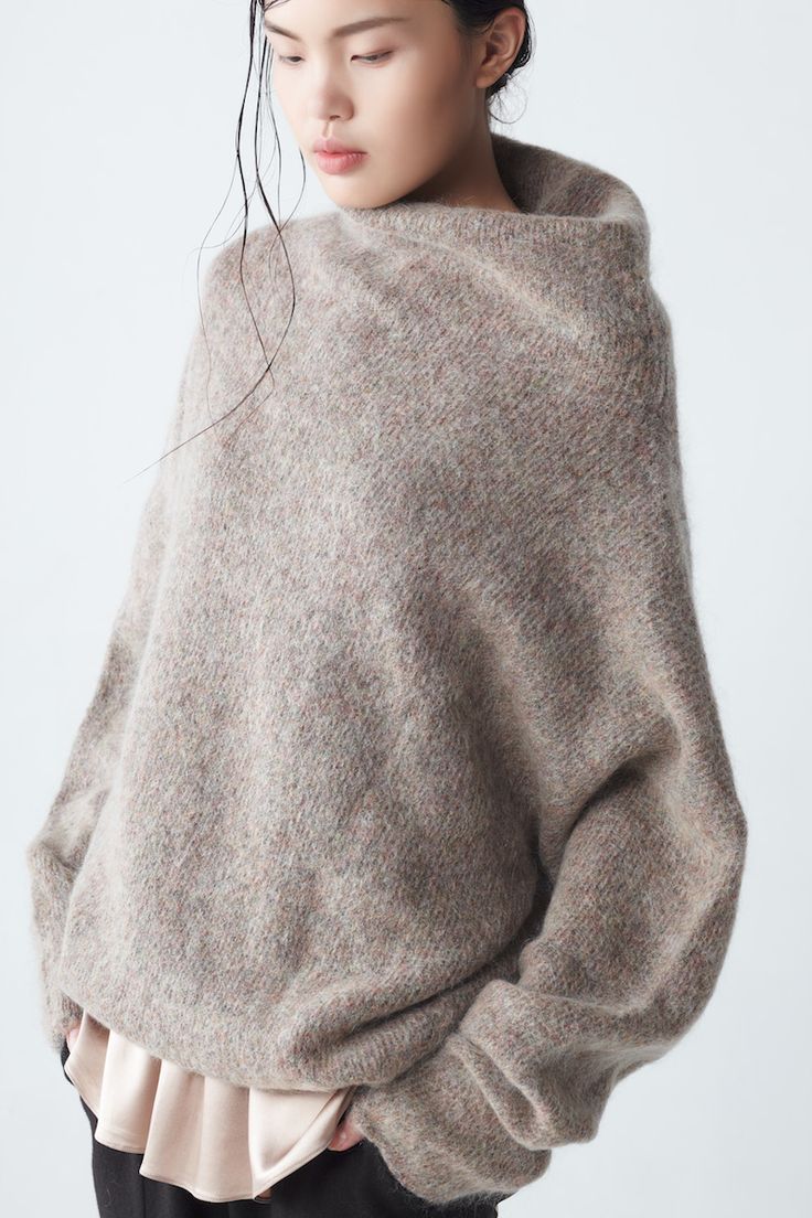 15 Inspirasi simple chic sweater ini cocok kamu kenakan di musim hujan