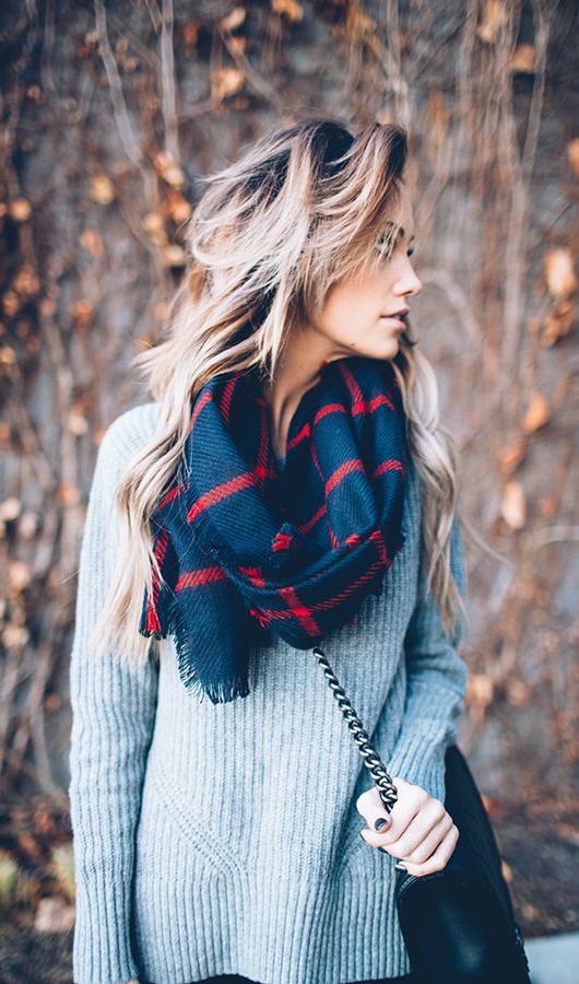 15 Inspirasi simple chic sweater ini cocok kamu kenakan di musim hujan