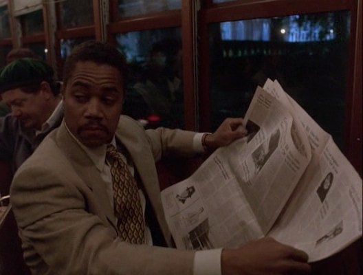 Koran edisi yang sama dipakai dalam puluhan film berbeda, mengherankan Koran edisi yang sama dipakai dalam puluhan film berbeda, mengherankan