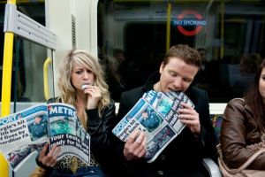 Unik banget, setelah dibaca koran ini bisa langsung dimakan lho