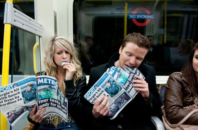 Unik banget, setelah dibaca koran ini bisa langsung dimakan lho