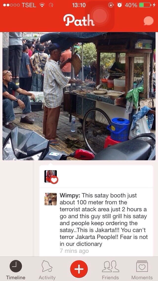 Pria penjual sate ini buktikan Jakarta tak takut aksi teror, salut!