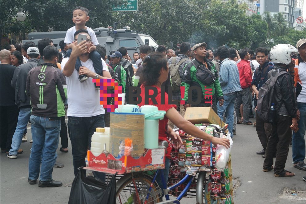 Bukannya takut, warga Jakarta malah selfie dan ajak bayi ke Sarinah