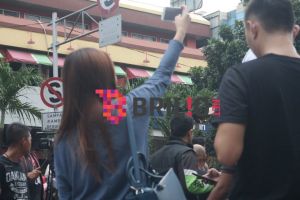 Bukannya takut, warga Jakarta malah selfie dan ajak bayi ke Sarinah