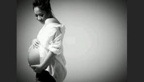 Selain Revalina S Temat, 9 selebritis ini juga pamer perut hamil