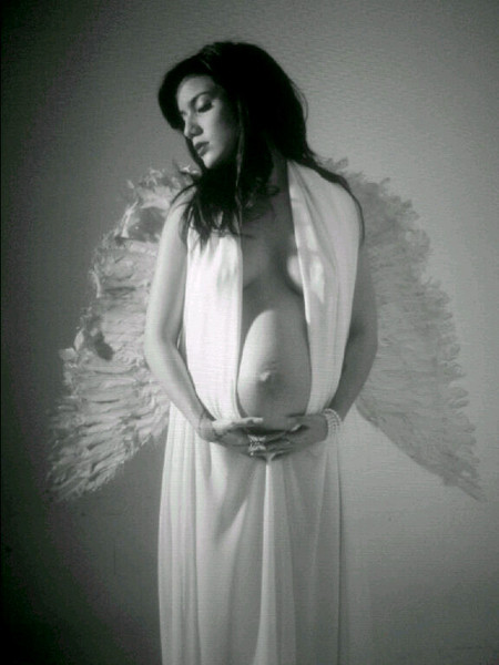 Selain Revalina S Temat, 9 selebritis ini juga pamer perut hamil