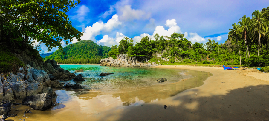 Cewek dilarang masuk pantai eksotis ini, duh kasian...