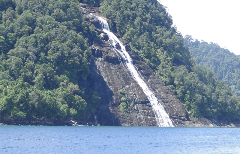 5 Air terjun di Indonesia ini airnya langsung jatuh ke laut