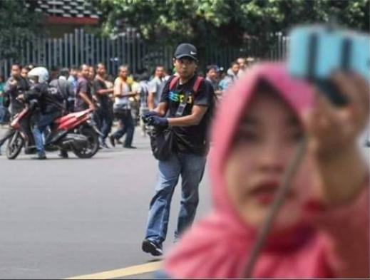 Heboh ada ibu-ibu selfie di lokasi Bom Sarinah, asli apa cuma editan?
