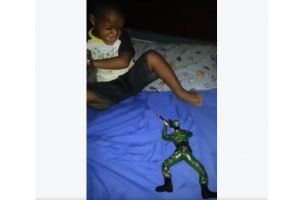Bocah diserang mainannya sendiri ini lucu banget, lawan Dik!
