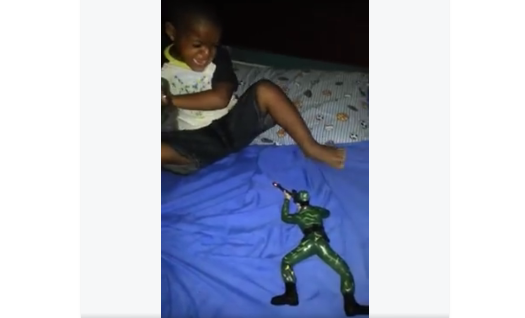 Bocah diserang mainannya sendiri ini lucu banget, lawan Dik!