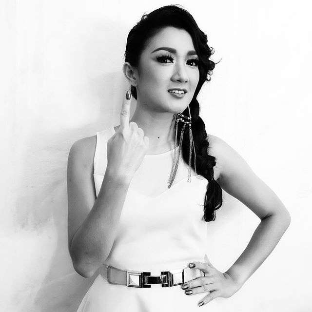 Deretan cewek cantik ini tersihir ketampanan Ariel, siapa saja ya? Deretan cewek cantik ini tersihir ketampanan Ariel, siapa saja ya?