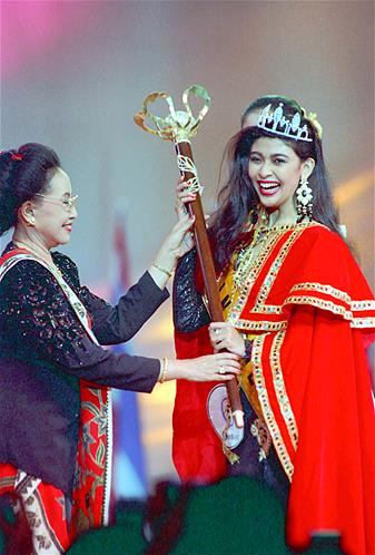 Indira Sudiro juara Putri Indonesia pertama, masih tetap cantik! Indira Sudiro juara Putri Indonesia pertama, masih tetap cantik!