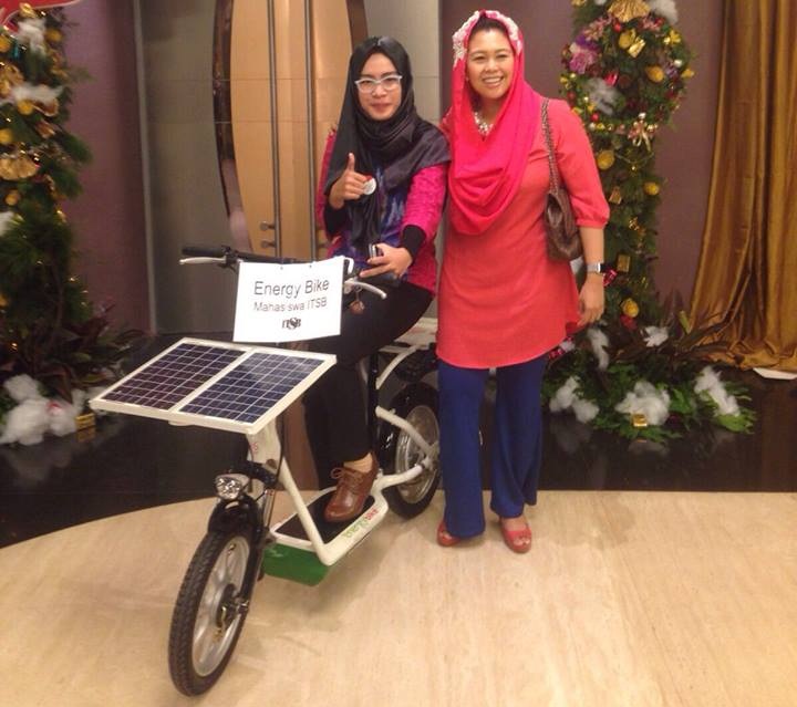 Giasa Lutfiah, si cantik berhijab ciptakan sepeda listrik tenaga surya