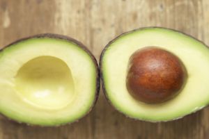 Kalau makan alpukat jangan dibuang ya bijinya, banyak manfaatnya lho