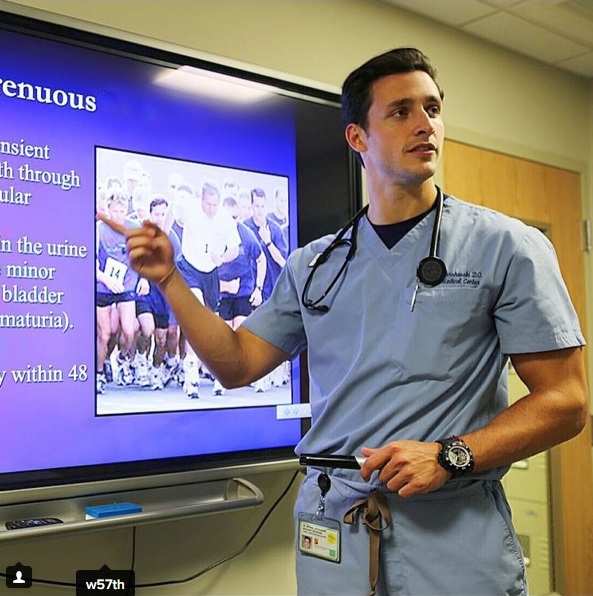 Dokter cakep ini kreatif, ajak kencan cewek sambil galang dana sosial