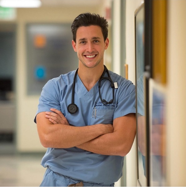 Dokter cakep ini kreatif, ajak kencan cewek sambil galang dana sosial