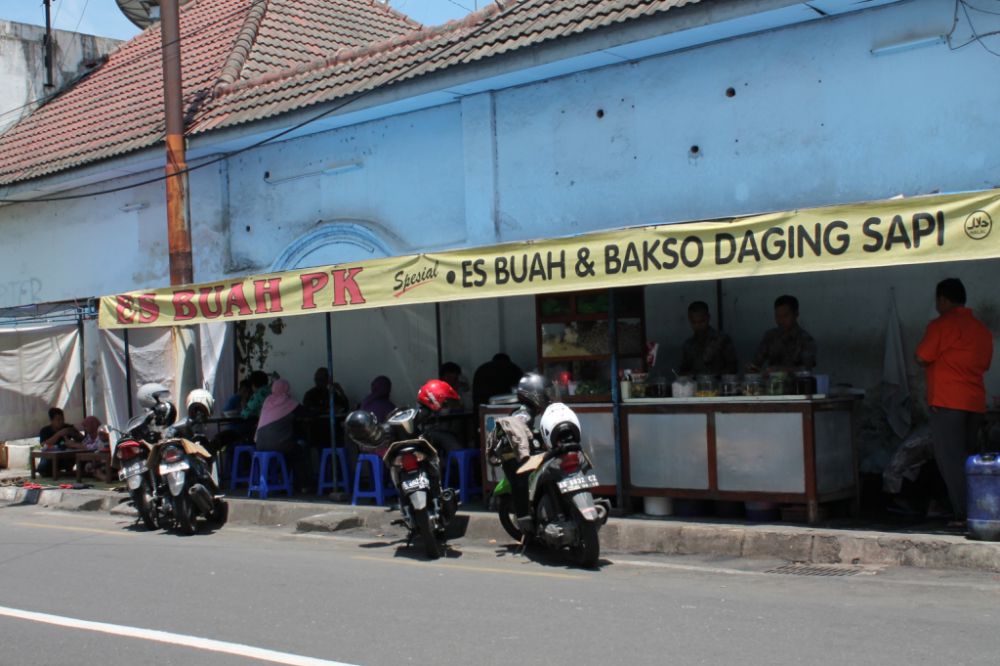  Mencicipi es buah PK, kuliner legendaris sejak tahun 1973