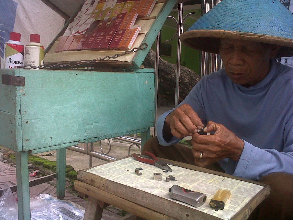 14 Profesi ini cuma bisa kamu jumpai di Indonesia, unik banget! 14 Profesi ini cuma bisa kamu jumpai di Indonesia, unik banget!