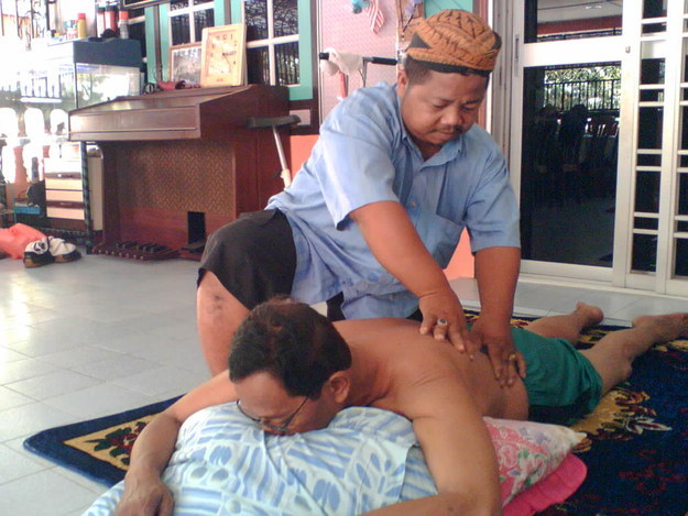 14 Profesi ini cuma bisa kamu jumpai di Indonesia, unik banget! 14 Profesi ini cuma bisa kamu jumpai di Indonesia, unik banget!