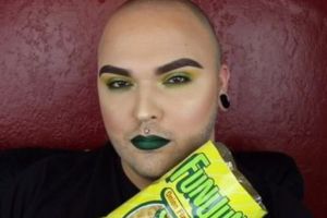 Bungkus snack ternyata bisa jadi inspirasi make up, tertarik coba?