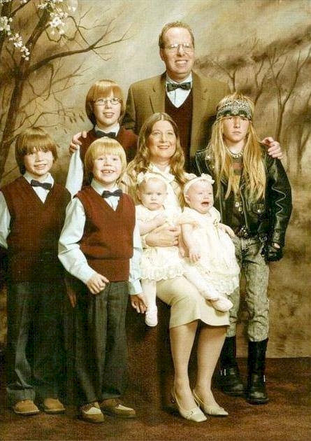 Maunya tampil kompak, tapi 15 foto keluarga ini malah terlihat kocak!