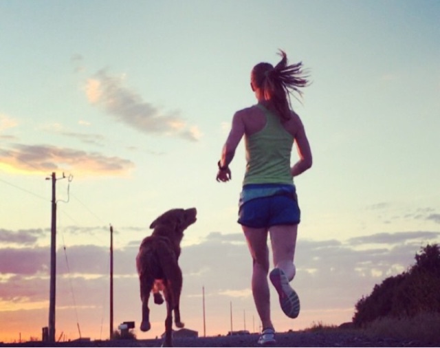 Suka jogging? Ini lho beda lari di pagi, siang, dan malam hari