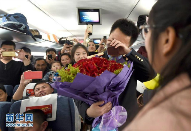 Romantis, pria ini lamar kekasihnya di kereta berkecepatan tinggi