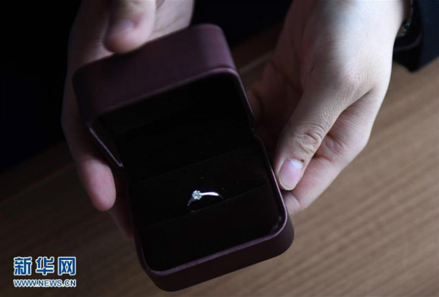 Romantis, pria ini lamar kekasihnya di kereta berkecepatan tinggi