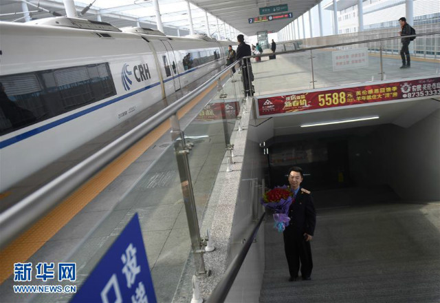 Romantis, pria ini lamar kekasihnya di kereta berkecepatan tinggi