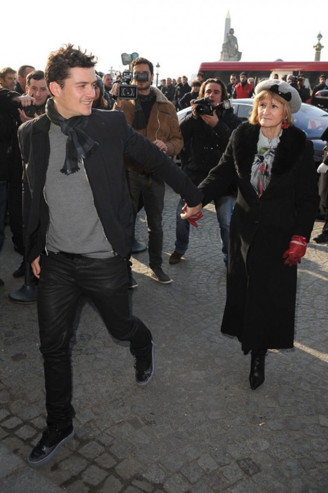 25 Kemesraan selebriti tampan dengan ibu mereka