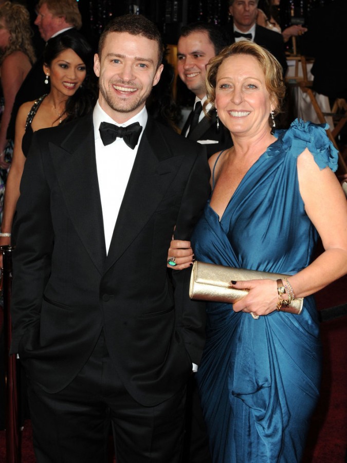 25 Kemesraan selebriti tampan dengan ibu mereka