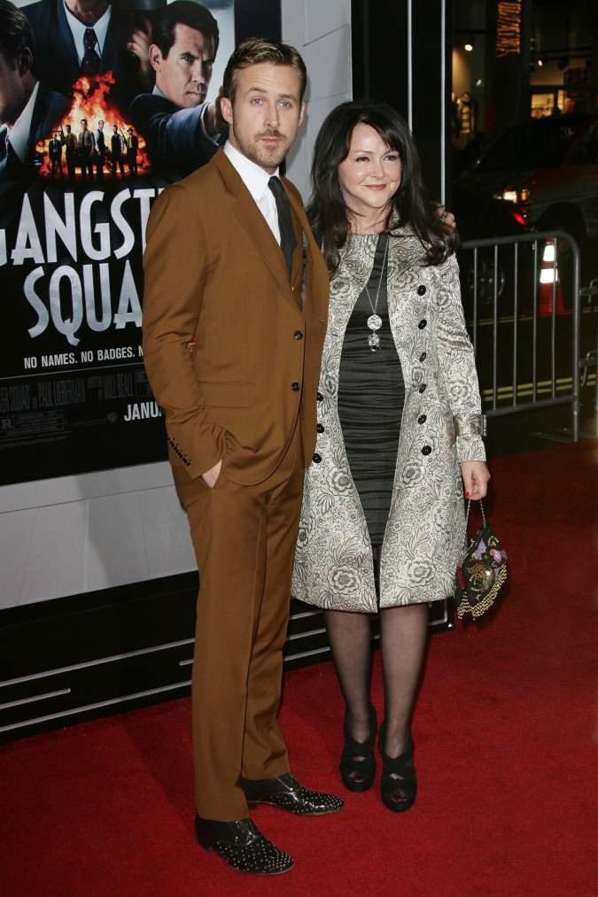 25 Kemesraan selebriti tampan dengan ibu mereka