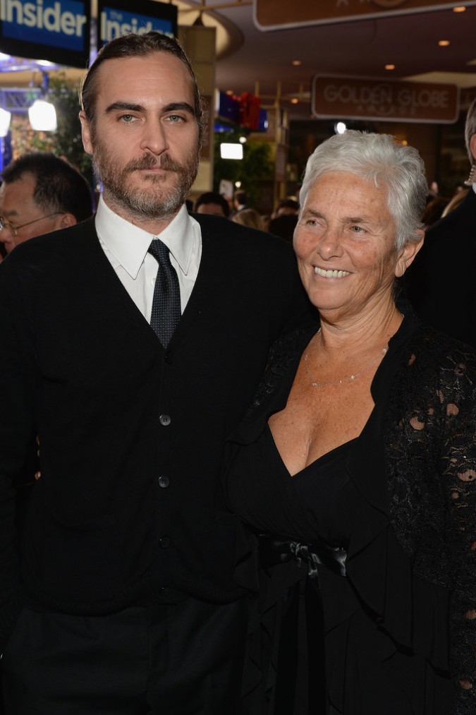 25 Kemesraan selebriti tampan dengan ibu mereka