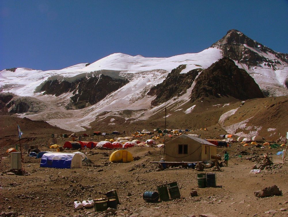 Ada di ketinggian 4.250 mdpl, basecamp ini dilengkapi fasilitas mewah