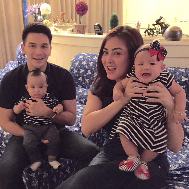 Tingkah lucu anak kembar imut Jonathan Frizzy, bikin gemes deh!