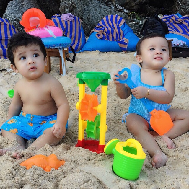 Tingkah lucu anak kembar imut Jonathan Frizzy, bikin gemes deh! Tingkah lucu anak kembar imut Jonathan Frizzy, bikin gemes deh!