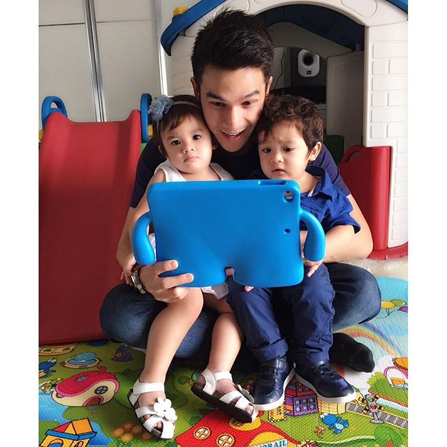 Tingkah lucu anak kembar imut Jonathan Frizzy, bikin gemes deh!