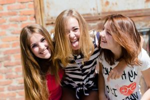 Begini suka duka menjadi anak tengah dalam keluarga 