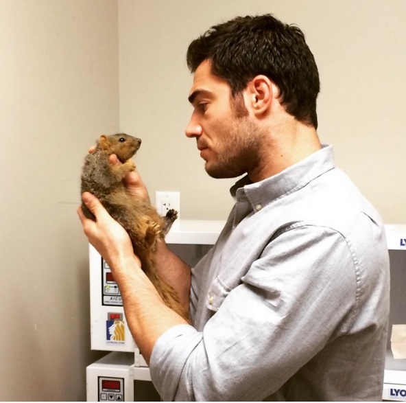 Dokter hewan ini ganteng banget, dijamin bikin kamu klepek-klepek! Dokter hewan ini ganteng banget, dijamin bikin kamu klepek-klepek!