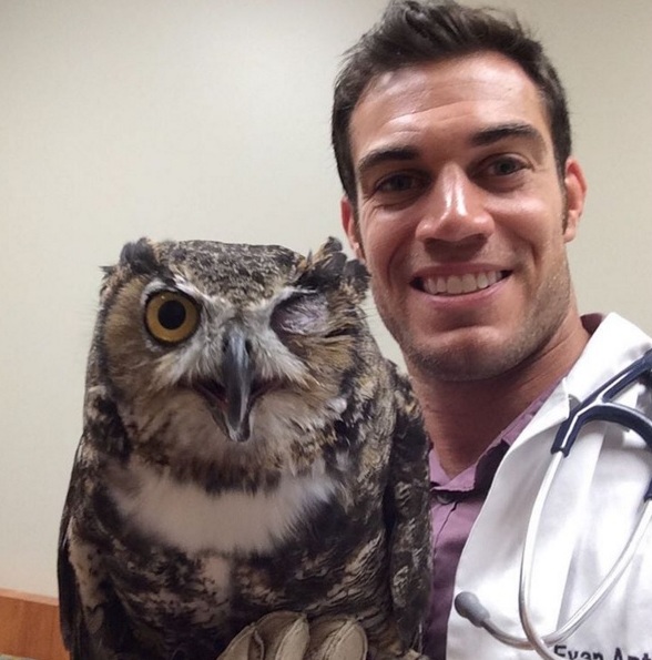 Dokter hewan ini ganteng banget, dijamin bikin kamu klepek-klepek! Dokter hewan ini ganteng banget, dijamin bikin kamu klepek-klepek!