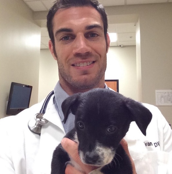 Dokter hewan ini ganteng banget, dijamin bikin kamu klepek-klepek! Dokter hewan ini ganteng banget, dijamin bikin kamu klepek-klepek!