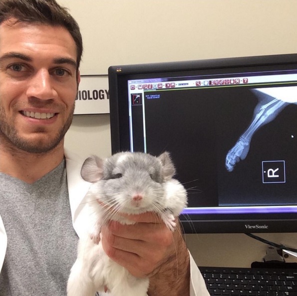 Dokter hewan ini ganteng banget, dijamin bikin kamu klepek-klepek! Dokter hewan ini ganteng banget, dijamin bikin kamu klepek-klepek!