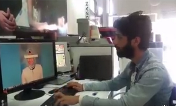 Pria ini mengedit foto dengan jari tangan bak bermain piano, wow!