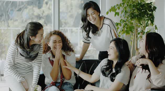 Tips biar nggak canggung bertemu teman lama saat reuni Tips biar nggak canggung bertemu teman lama saat reuni